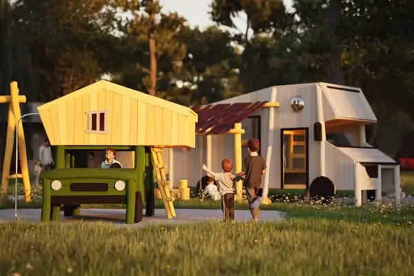 Szenisches Bild mit verschiedneen thematisierten Spielgeräten für einen Camping-Spielplatz. Auf einer Wiese in Abendsonne stehend, im Vordergrund eine Holz-Spielanlage wie ein grüner Geländewagen mit Dachzelt. rechts dahinter ein weißes Spiel-Wohnmobil aus Robinienholz