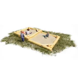 länglicher Sandkasten aus liegenden Robinenstämmen, bestehend aus zwei quadratischen Segmanten hintereinander; eines davon doppelt so hoch wie das andere; dadurch zwei Spielebenen; leicht überstehende Pfosten in den Ecken; in einer Ecke jeweils ein diagonales Sitzbrett. Zwei Kinder spielen im Sand, eins steht daneben.