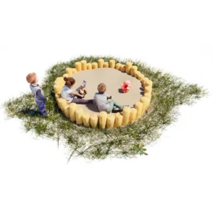 Sandkasten Palisaden: runder Sandkasten, eingefasst mit niedrigen, stehenden Robinienholz Palisaden. Zwei Kinder spielen im Sand