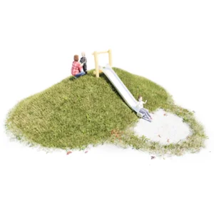 Hangrutsche aus Edelstahl befestigt an einem Startportal aus Robinienstämmen an einem kleinen Hügel.