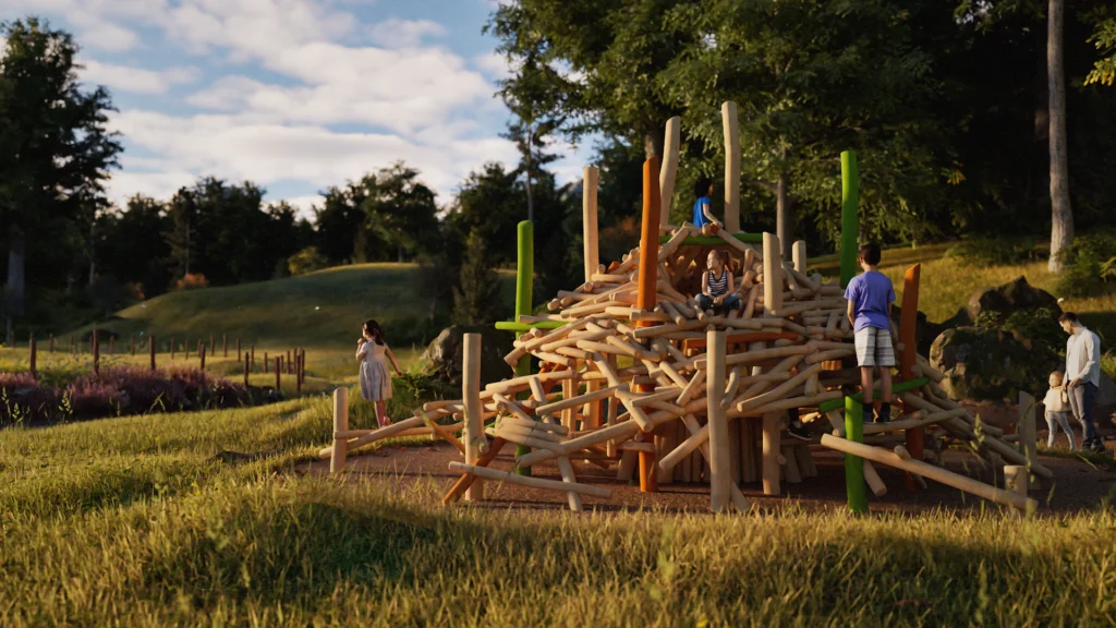 Klettergerüst Ameisenhaufen aus wild angeordneten Robinienstämmen im Abendlicht auf einer Wiese am Waldrand in einem Freizeitpark. Kinder klettern auf dem Spielgerät herum