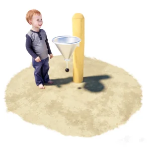 Sandspielelement "Sandtrichter" aus Edelstahl mit einem beweglichen und fest verbundenen Stöpsel, an einem abgerundeten Robinienpfosten.