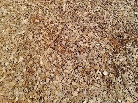 Detailaufnahme von einer Fläche aus Hackschnitzeln. Die einzelnen Stücke sind gut erkennbar.