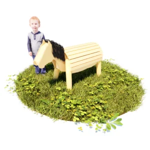 Holztier Pony von vorne links, daneben als Größenreferenz ein kleiner Bub