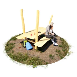 Sitzkombination Rastplatz mit Standpfosten auf überlangen Robinienstämmen. Auf einer der beiden, fest mit dem Tisch verbundenen, Bänke sitzt eine Frau mit einem Mädchen auf dem Schoß.