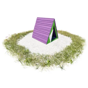 Dreieckiges Spielhaus Zelt aus Holz mit lila Dach und grünem Rahmen - auf Sandfläche mit umlaufendem Rasen auf Spielplatzgelände