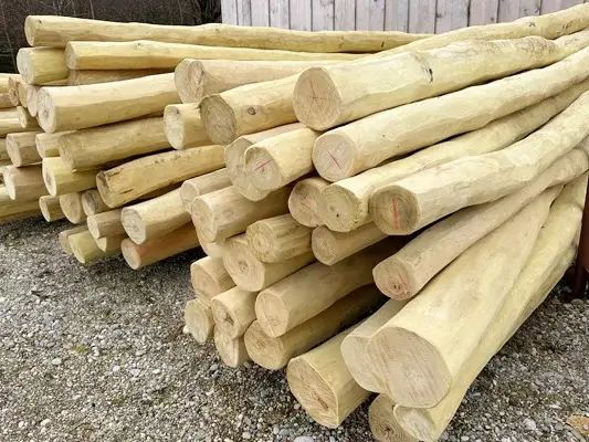 gelagerte Robinien-Stammware